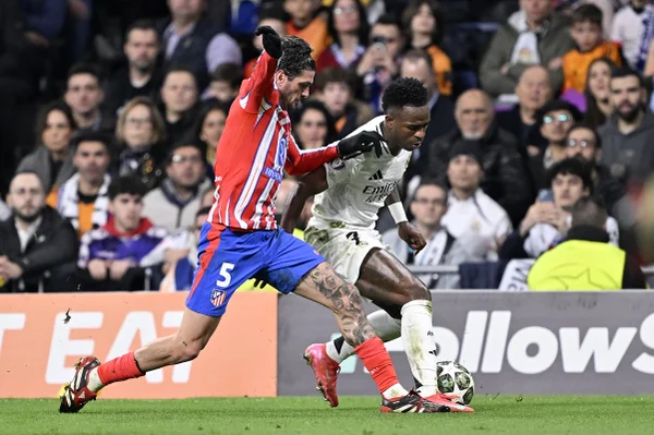 Foto colorida de Rodri De Paul, do Atlético de Madrid, e Vini Jr, do Real Madrid - Metrópoles