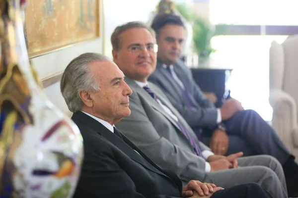 Ao lado de Temer, Renan questiona Aécio sobre pretensões do PSDB