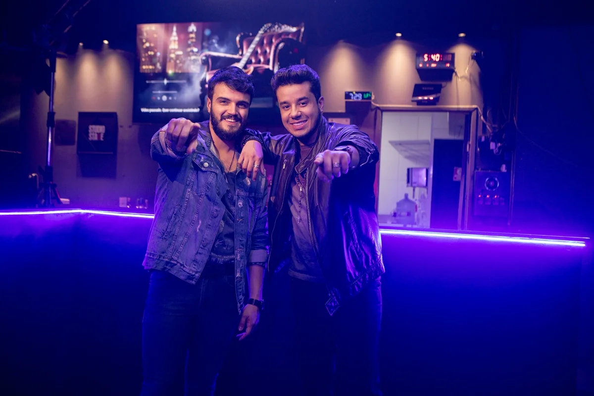 Daniel Haidar como Henrique e Luccas Oliver como Juliano (da dupla Henrique e Juliano) na cinebiografia de Marília Mendonça Daniel Haidar como Henrique e Luccas Oliver como Juliano (da dupla Henrique e Juliano) na cinebiografia de Marília Mendonça