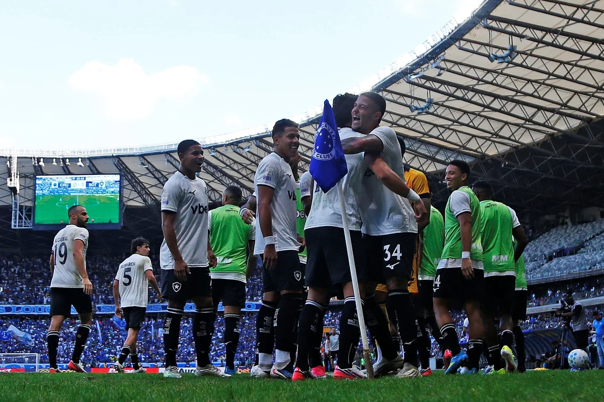 O Botafogo venceu o Cruzeiro no Mineirão O Botafogo venceu o Cruzeiro no Mineirão