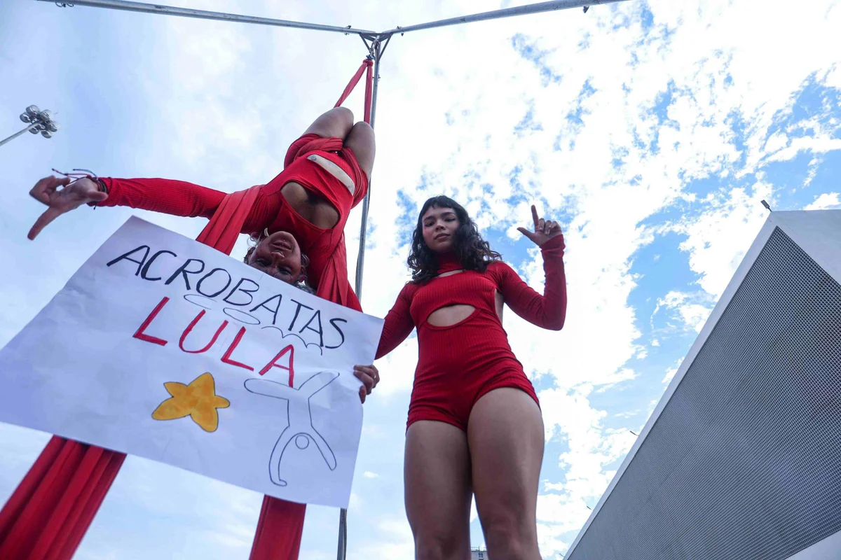 “Soberania e reeleição de Lula”: estudantes fazem ato no Museu da República - imagem 4 “Soberania e reeleição de Lula”: estudantes fazem ato no Museu da República - imagem 4