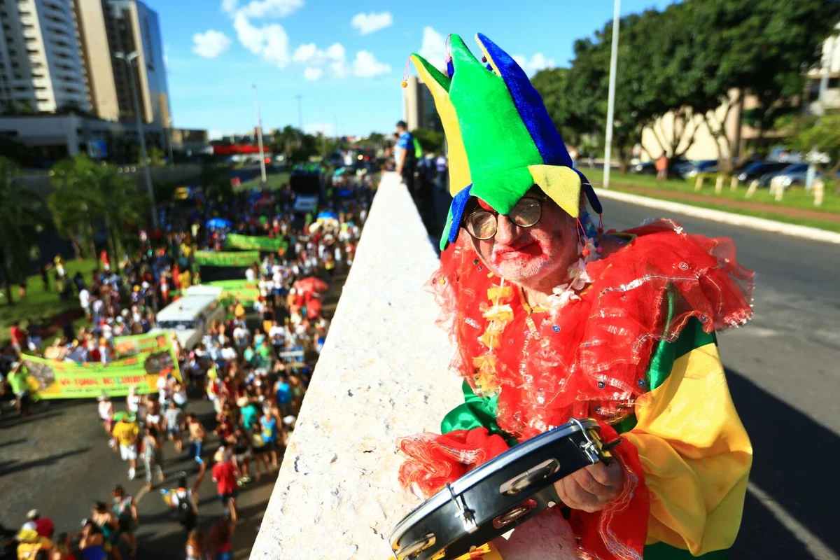 Foliões tomam as ruas de Brasília no segundo dia de carnaval - imagem 16 Foliões tomam as ruas de Brasília no segundo dia de carnaval - imagem 16