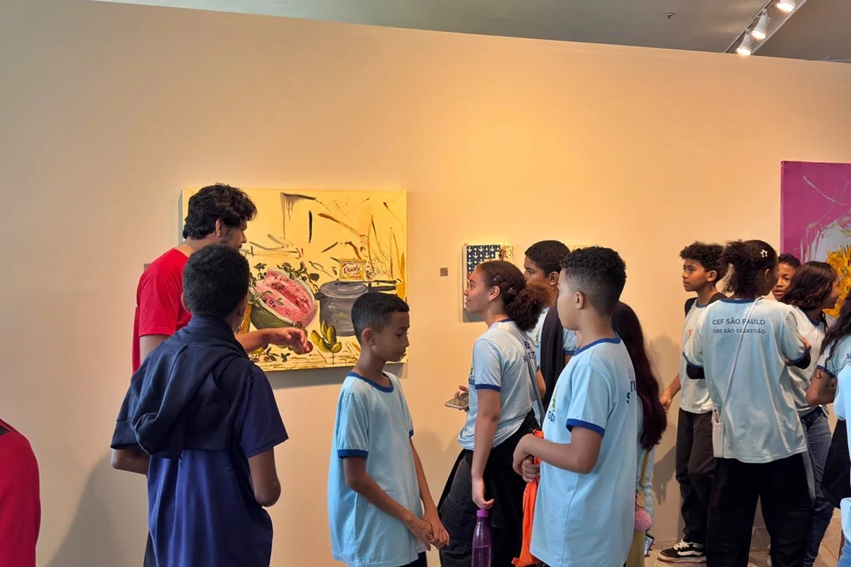 Estudantes foram guiados pelas galerias Estudantes foram guiados pelas galerias