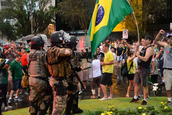 Pesquisa: radicalismo político no Brasil supera média global