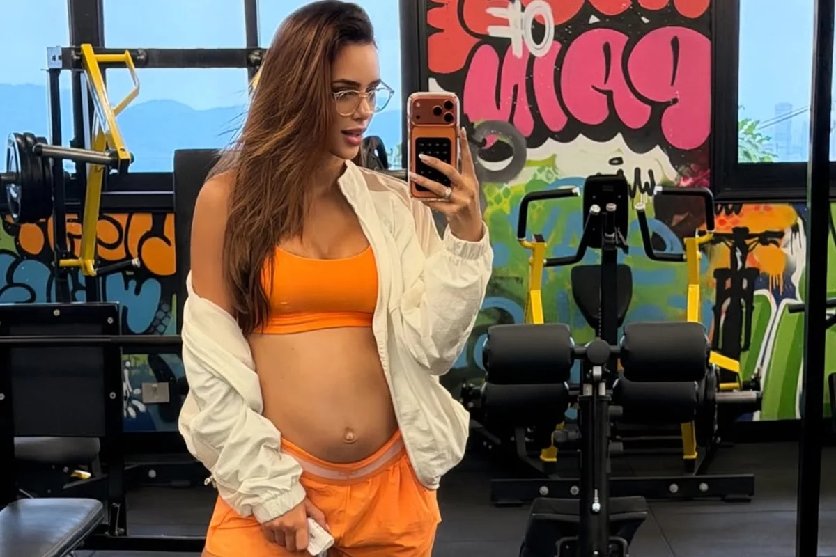 Bruna Biancardi posa na academia e deixa barriguinha à mostra Bruna Biancardi posa na academia e deixa barriguinha à mostra