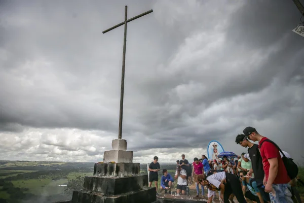 Fiéis pagam promessas e sobem o Morro da Capelinha antes da Via-Sacra