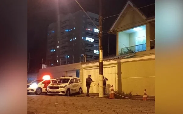 PM na frente da casa onde uma dentista atirou contra o marido e simulou assalto em Praia Grande, litoral de SP