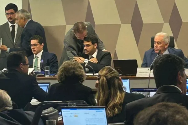 Imagem colorida, "Princípio de educação", diz líder do PL sobre abraço em Messias - Metrópoles