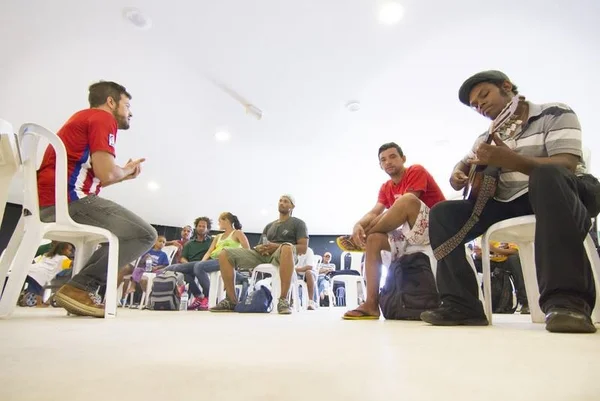 Revista promove cultura do DF e reintegração de pessoas em situação de rua