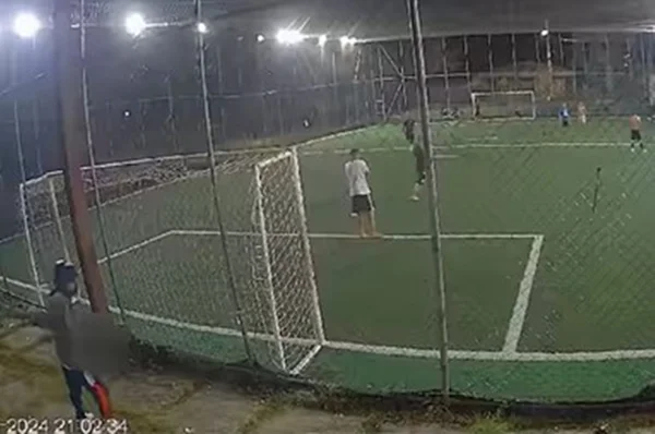 Foto colorida de atirador e campo de futebol em Minas Gerais - Metrópoles