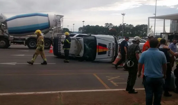 Acidente com viatura da PM deixa policiais feridos no DF