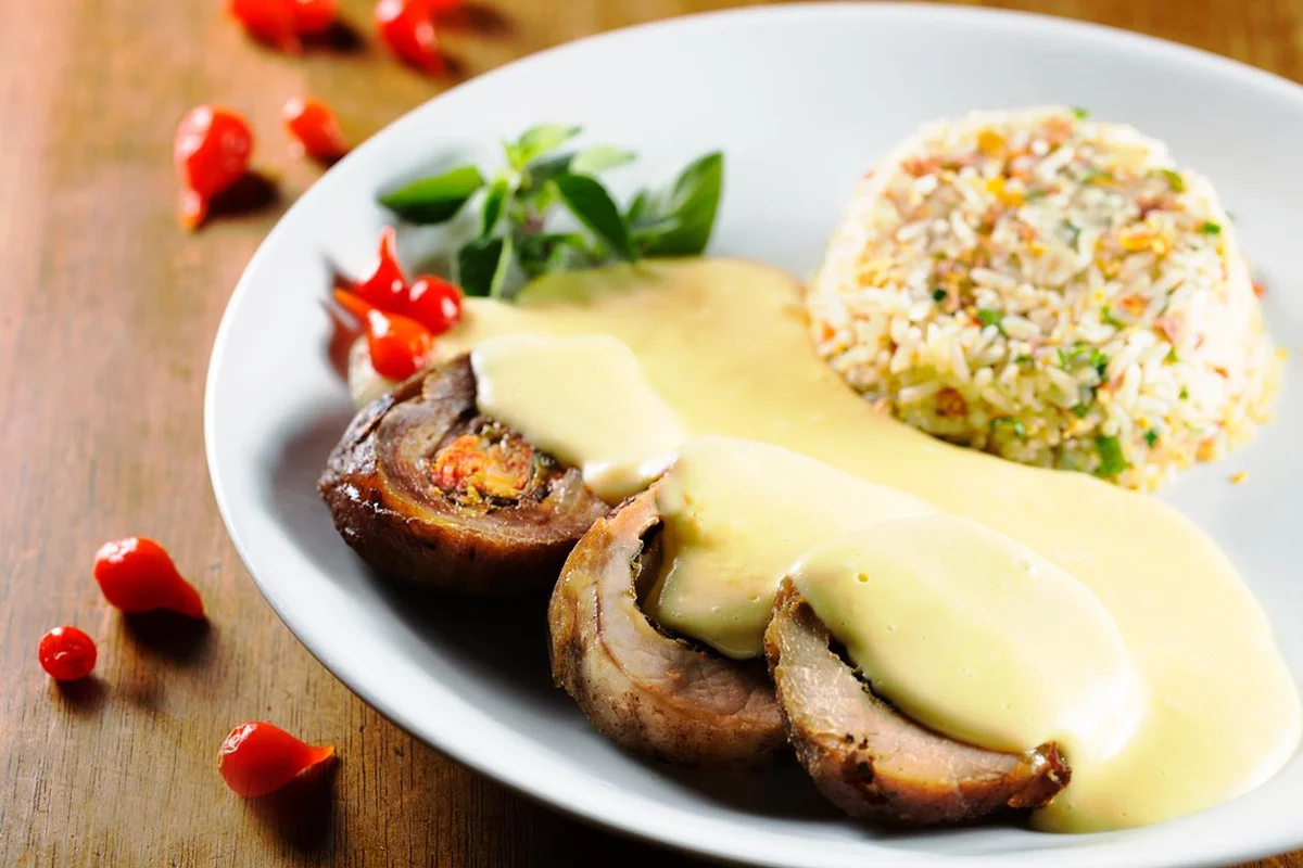 Bar Brahma - Prato principal: Lombo 3 Poderes (Lombo recheado com muçarela, tomate seco e espinafre. Acompanha creme de milho verde e arroz de amêndoas) Sobremesa: pudim de leite Valor: 39,00. Horário de funcionamento: almoço - segunda a sábado das 11h às 16h. Jantar: segunda a Sábado das 15h às 0h Endereço: CLS 201 - Bloco C - Loja 33 – Asa Sul Bar Brahma - Prato principal: Lombo 3 Poderes (Lombo recheado com muçarela, tomate seco e espinafre. Acompanha creme de milho verde e arroz de amêndoas) Sobremesa: pudim de leite Valor: 39,00. Horário de funcionamento: almoço - segunda a sábado das 11h às 16h. Jantar: segunda a Sábado das 15h às 0h Endereço: CLS 201 - Bloco C - Loja 33 – Asa Sul