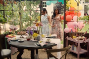 Na atração Com Amor, Meghan, a duquesa de Sussex conversa com amigos 