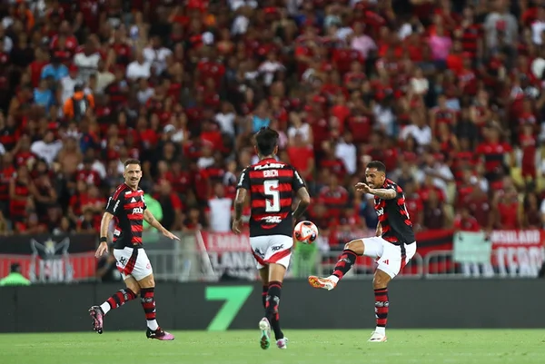 Craque do Flamengo volta a ser relacionado após quase dois meses. Veja