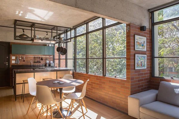 Arquitetos cobrem com tijolinhos paredes de apartamento na Asa Norte