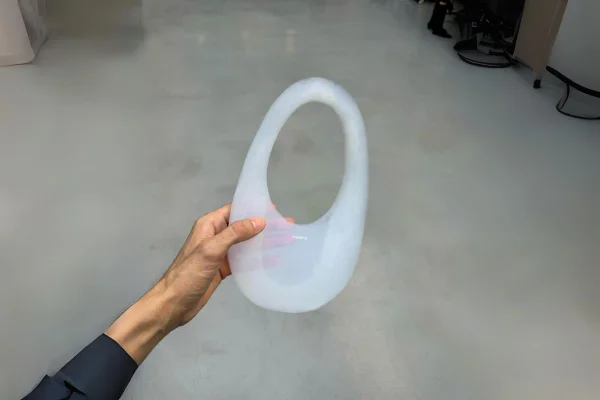 Na imagem com cor, foto da nova bolsa da Coperni, composta por 99% ar e 1% vidro - Metrópoles