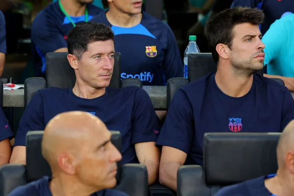 Robert Lewandowski e Gerard Piqué em reunião do Barcelona - Metrópoles