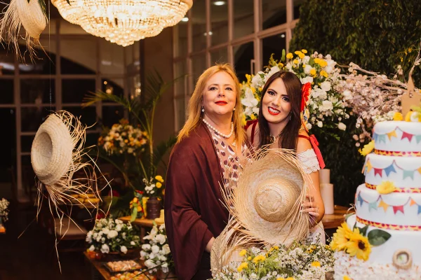 Ana Claudia e Gabriella Miziara celebram aniversário em arraiá animado