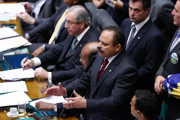 Doleiro diz que sucessor de Cunha frequentava setor de propinas