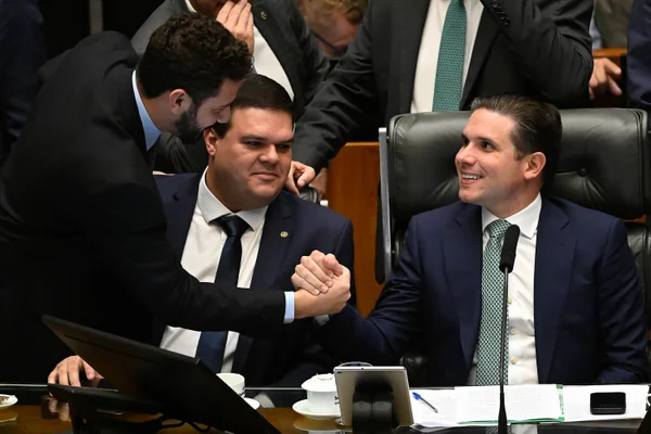 Centrão paga a primeira parcela do acordo com o bolsonarismo