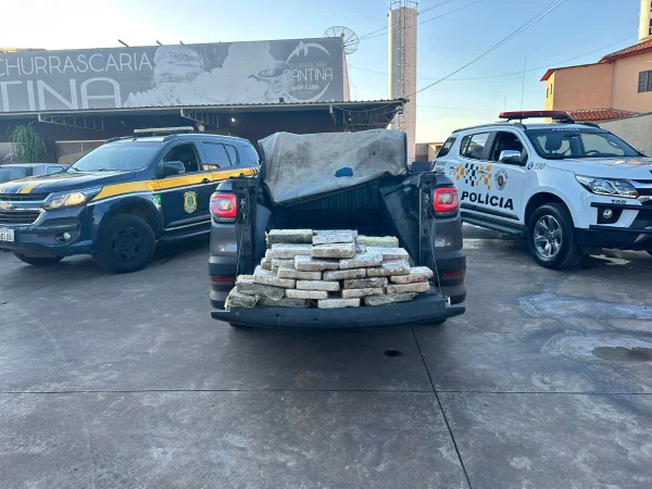 Imagem colorida mostra carro apreendido pela polícia carregado com quase 100 kg de cocaína no interior de São Paulo; homem que dirigia veículo foi preso - Metrópoles