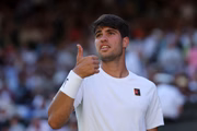 Alcaraz ajuda fã que desmaiou durante jogo em Wimbledon: assista Alcaraz ajuda fã que desmaiou durante jogo em Wimbledon: assista
