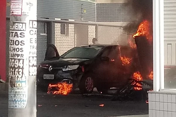 Avião de pequeno porte cai sobre carros em BH e mata 3