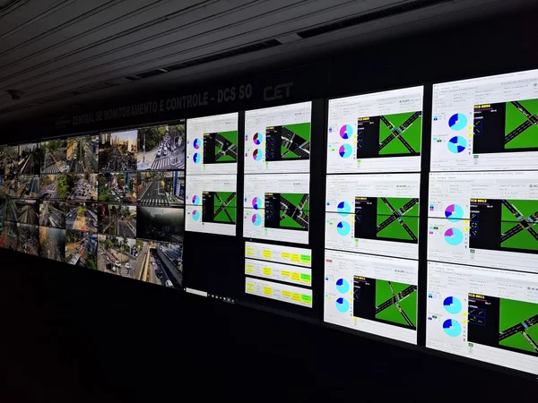 Imagem mostra telas em central de monitoramento de semáforos - Metrópoles