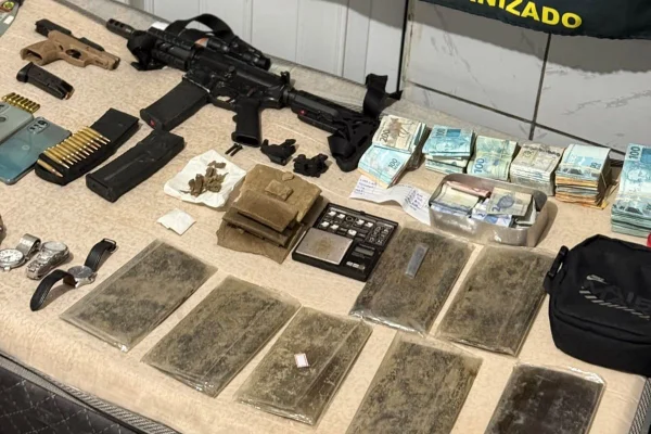 Imagem colorida mostra apreensão de armas, drogas e dinheiro em Paraisópolis, zona sul de São Paulo