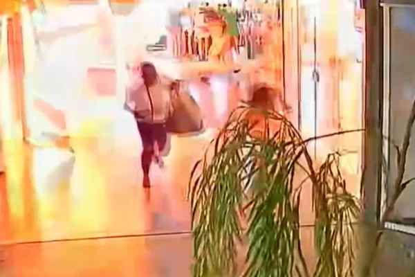 Vídeo: polícia procura mulher que explodiu loja de rival em shopping