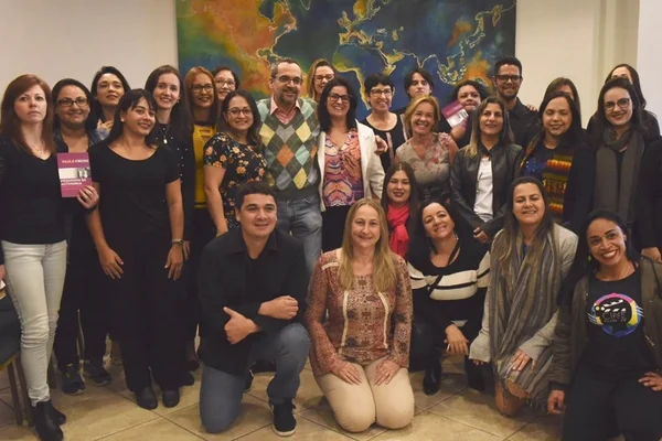 Professores protestam com livros de Paulo Freire contra Weintraub