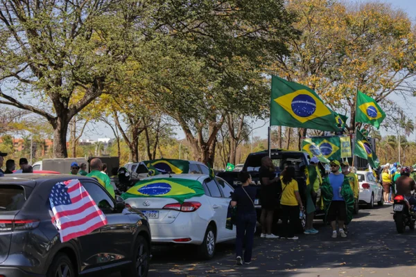Imagem colorida, Apoiadores de Bolsonaro fazem ato em Brasília antes de julgamento - Metrópoles