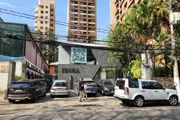 Rua de acesso à antiga vila é fechada por portão ao lado da entrada de loja de revestimentos e vira estacionamento