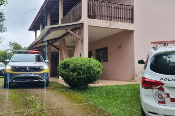 Imagem mostra casa com viatura da polícia - Metrópoles