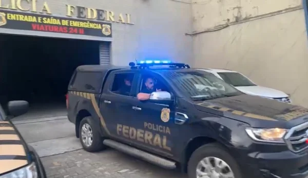 Polícia Federal faz operação contra a fraude na compra de testes de Covid-19 no Rio