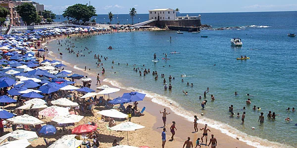 Turista de 19 anos é estuprada durante assalto em praia
