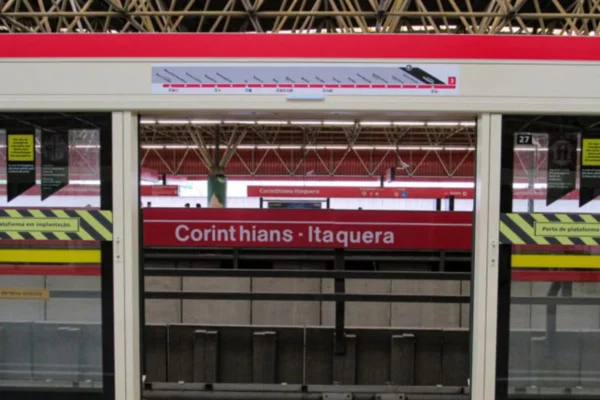 Metrô alega falha em trem na estação Tatuapé. Alerta sobre o o atraso na Linha 3-Vermelha foi emitido às 6h39 desta terça-feira (26/11) - Metrópoles