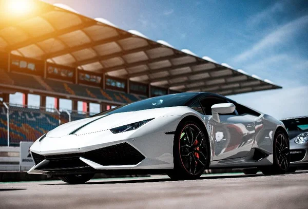 Carro de celebridade: saiba quanto custa dirigir um por um dia