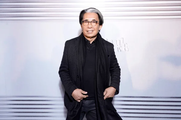 Estilista Kenzo Takada em evento de Jean Paul Gaultier