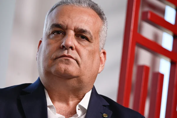 Entrevista com o deputado Alfredo Gaspar, relator da CPMI do INSS, no estúdio do Metrópoles