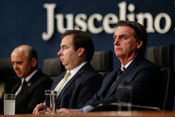 Bolsonaro reclama de agressividade de Maia e diz que pouco usa Twitter