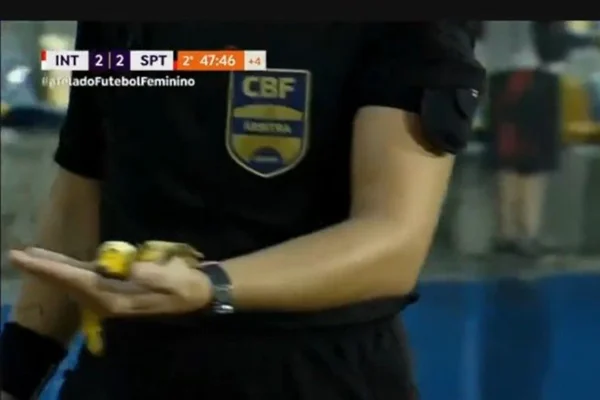 Imagem coloria de pedaço de banana é atirado no banco de Brasileirão feminino - Metrópoles