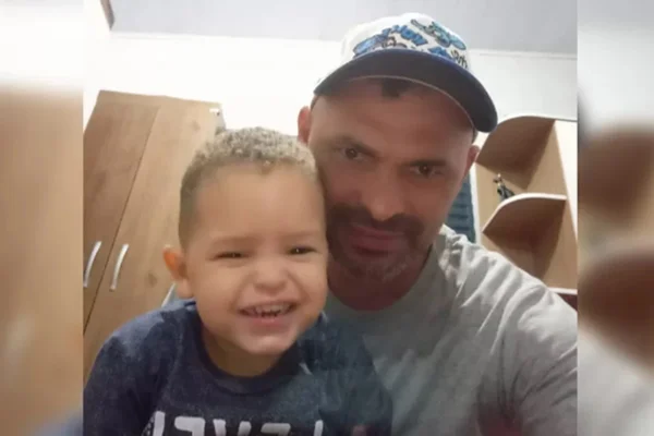 Pedro Quirino com o filho de 2 anos, que morreu engasgado com balinha em Alto Paraíso de Goiás