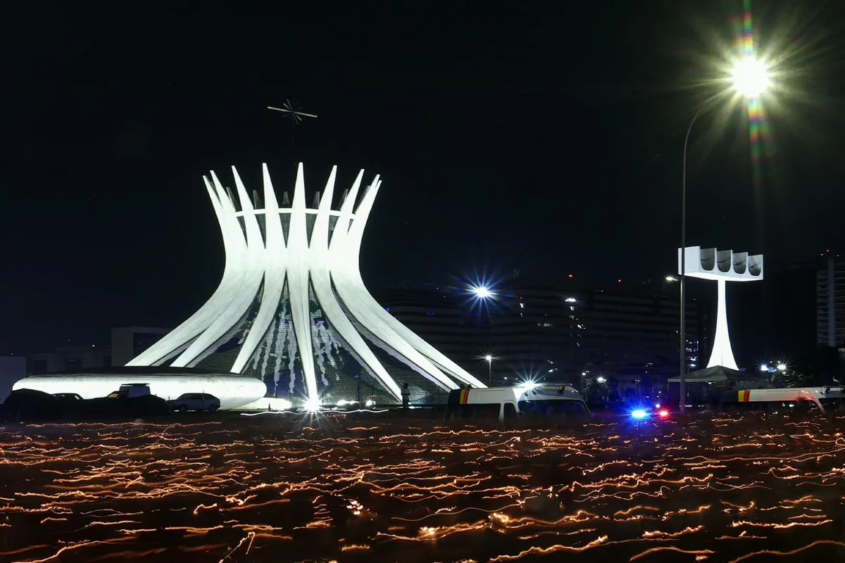 Em seguida, a procissão das velas iluminou o Eixo Monumental Em seguida, a procissão das velas iluminou o Eixo Monumental