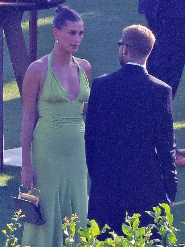 Hailey Bieber recebe críticas ao corpo por vestido usado em casamento - destaque galeria