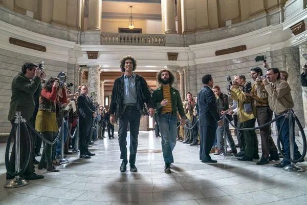Baseado em uma história real, o longa <b> Os 7 de Chicago </b>, em alta na Netflix, acompanha a manifestação contra a guerra do Vietnã que interrompeu o congresso do partido Democrata em 1968. Ocorreram diversos confrontos entre a polícia e os participantes. No total, 16 pessoas foram indiciadas pelo ato Baseado em uma história real, o longa <b> Os 7 de Chicago </b>, em alta na Netflix, acompanha a manifestação contra a guerra do Vietnã que interrompeu o congresso do partido Democrata em 1968. Ocorreram diversos confrontos entre a polícia e os participantes. No total, 16 pessoas foram indiciadas pelo ato
