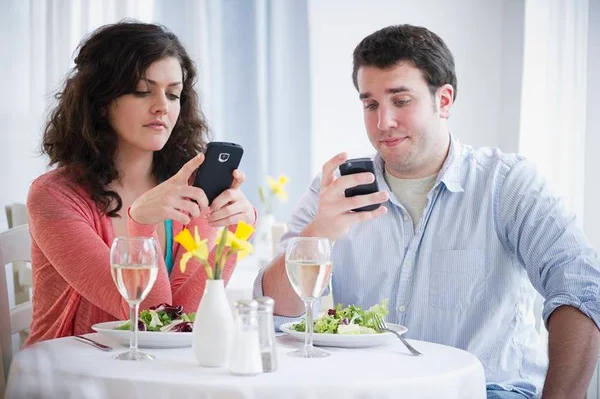 Casamento torna casais mais antissociais e introvertidos, diz pesquisa