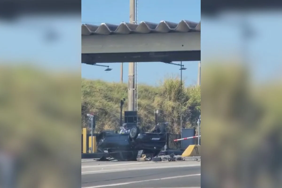 Após o motorista atingir a praça de pedágio, parte da cobertura desabou, atingiu outros dois veículos e deixou sete pessoas feridas Após o motorista atingir a praça de pedágio, parte da cobertura desabou, atingiu outros dois veículos e deixou sete pessoas feridas