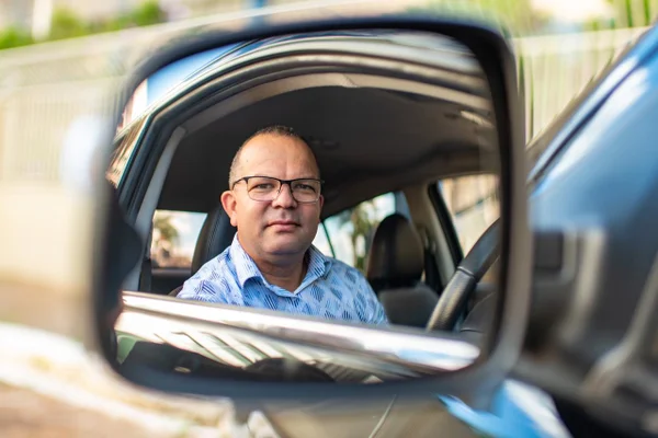 motorista de aplicativo em seu automóvel