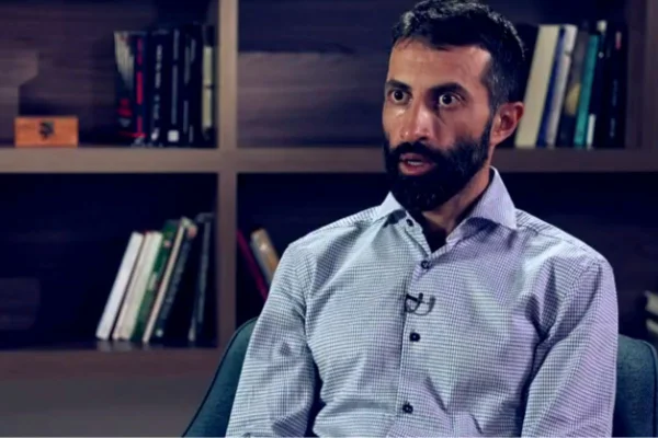 imagem colorida homem dando entrevista - metrópoles